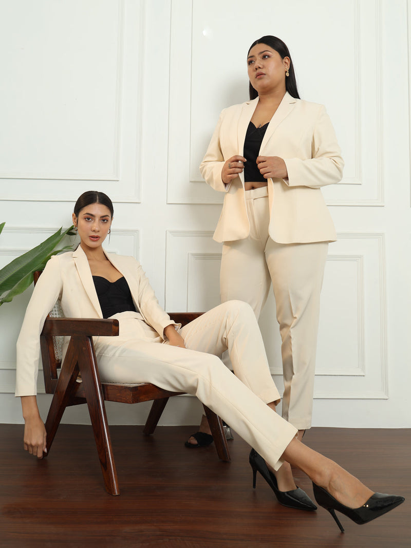 Regular fit off white pant suit styled with notched collar.