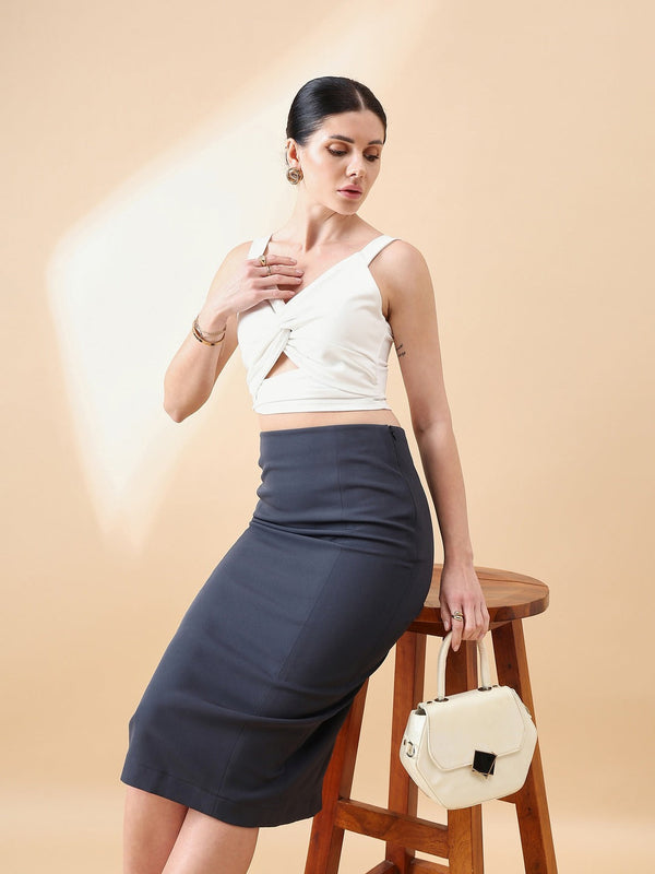 Stretch pencil skirt in dark grey with stylish accessories.